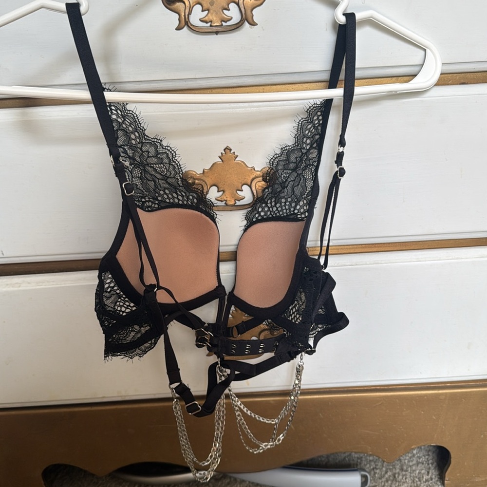 Strappy Lace And Chains Bra - Picture 2 of 3